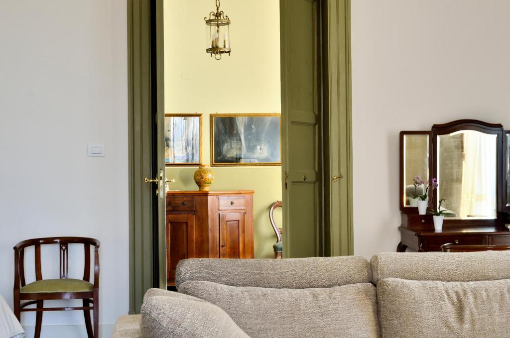 A seating area at Don Giovanni Charme Apartment