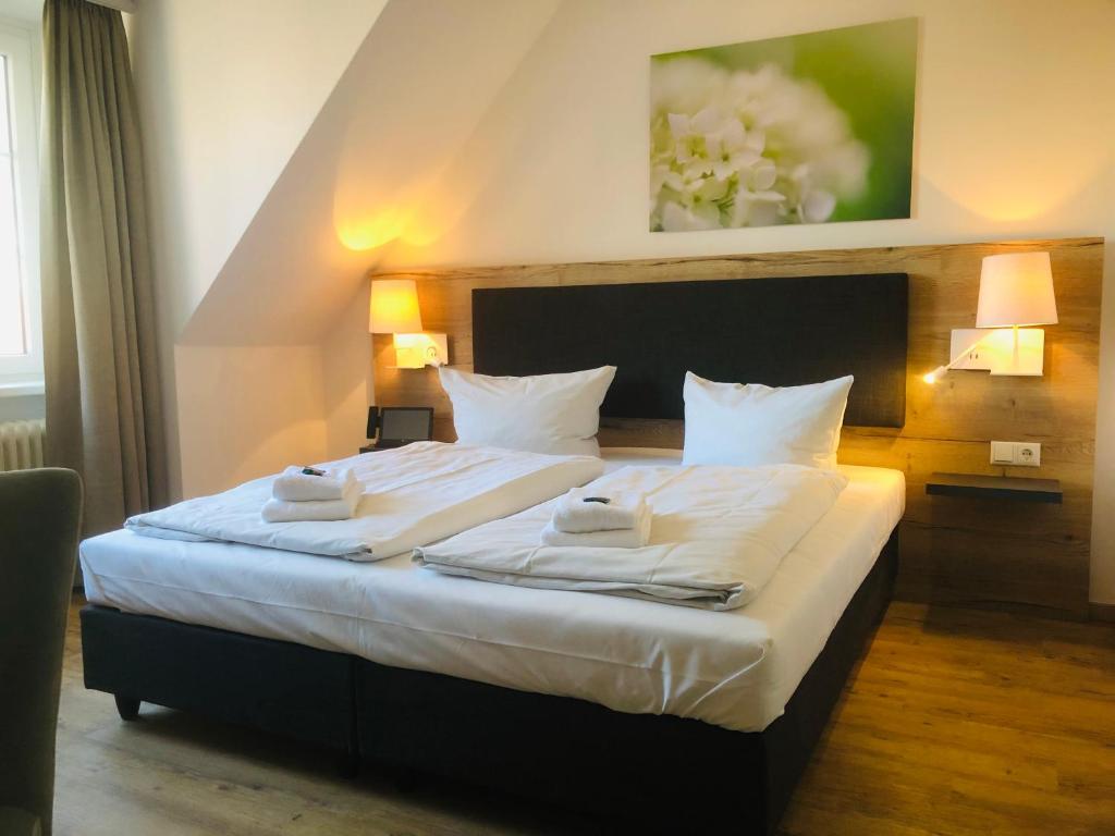 Postel nebo postele na pokoji v ubytování Landhotel Gutshof im Oertzetal in Oldendorf, Südheide