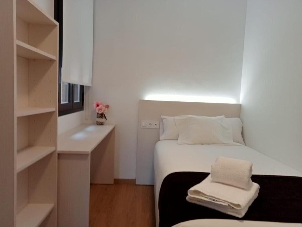 A bed or beds in a room at El Portal de María
