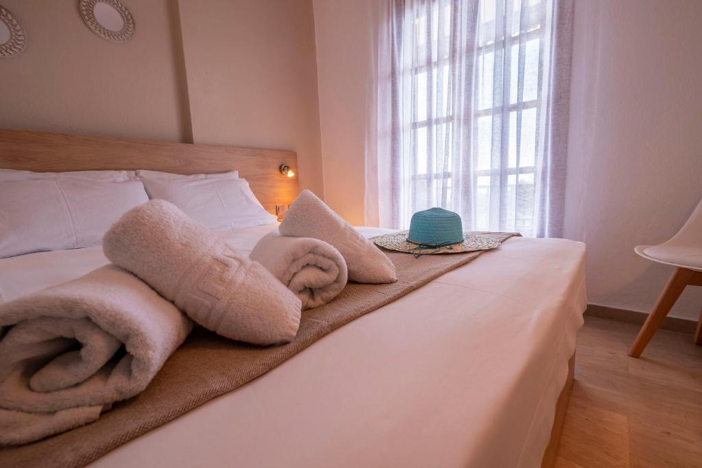 Postel nebo postele na pokoji v ubytování Seaview Studios Kriopigi