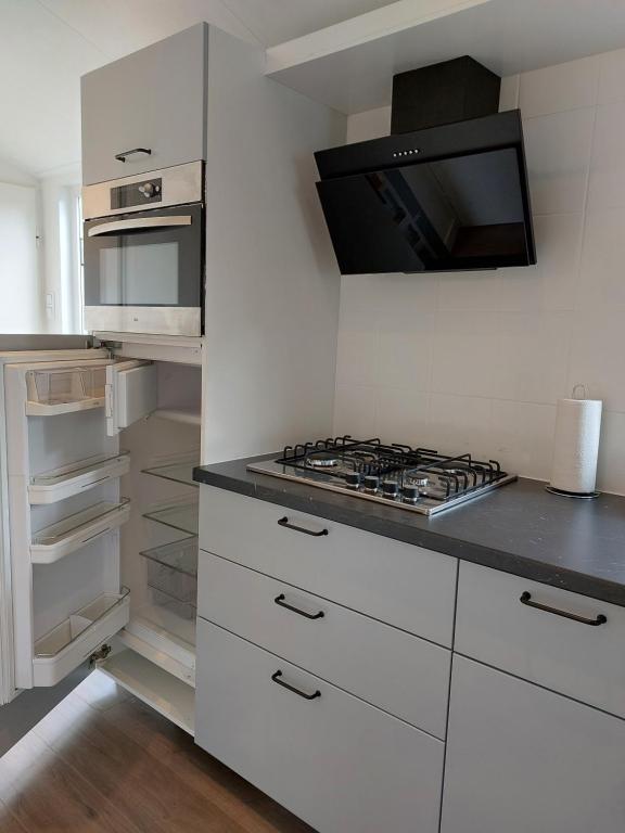 Kuchyň nebo kuchyňský kout v ubytování Modern en chic chalet tot 4 personen op de Veluwe Recreatiepark De Oude Driest - All inclusive