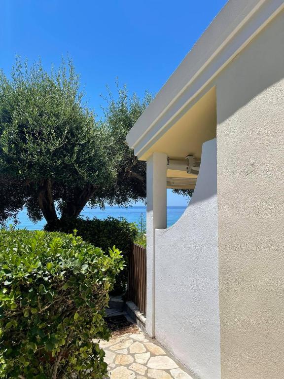 Vonkajšia záhrada v ubytovaní Just my dream beachfront Home 34 in Glyfada beach Corfu by New Era