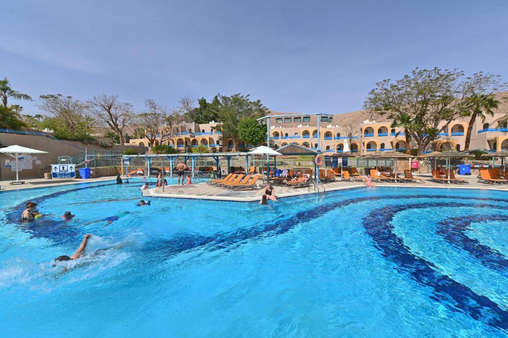 Bazén v ubytování Club In Eilat - Coral Beach Villa Resort nebo v jeho okolí