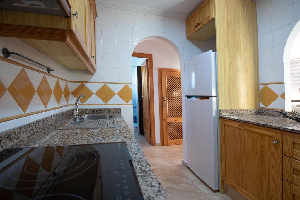 A kitchen or kitchenette at Holiday beach Gran Alacant