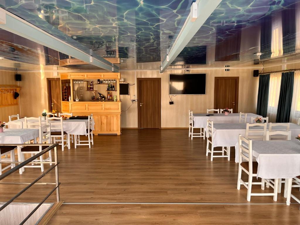 Restaurace v ubytování Tiena Hotel Plutitor