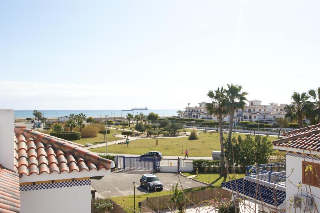 uitzicht op het strand vanaf het dak van een gebouw bij Apartamento con terraza y piscina a 300m de playa in Vera