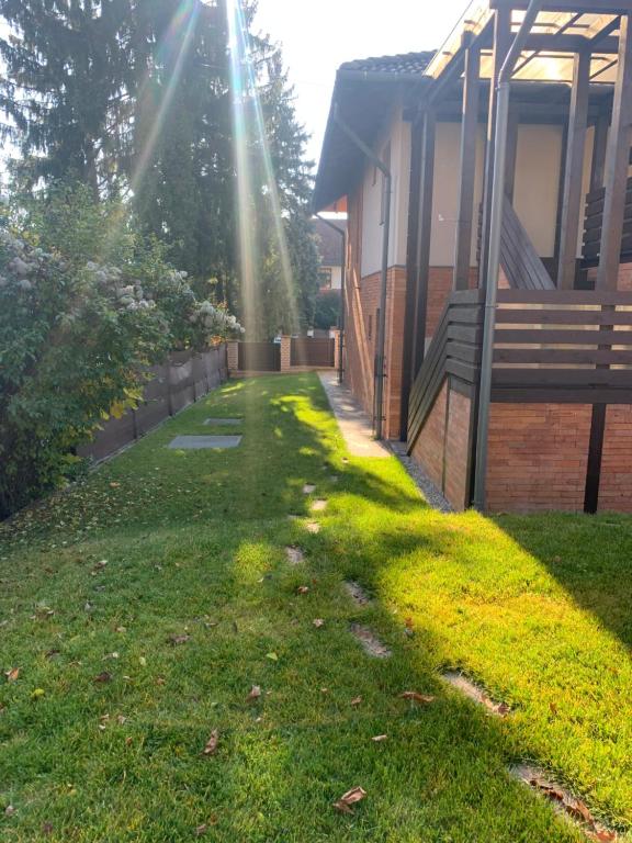 Vonkajšia záhrada v ubytovaní Anita Apartman Miskolctapolca