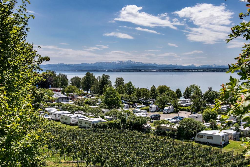 uma vista aérea de um parque de estacionamento ao lado de um lago em Campingplatz Alpenblick em Hagnau