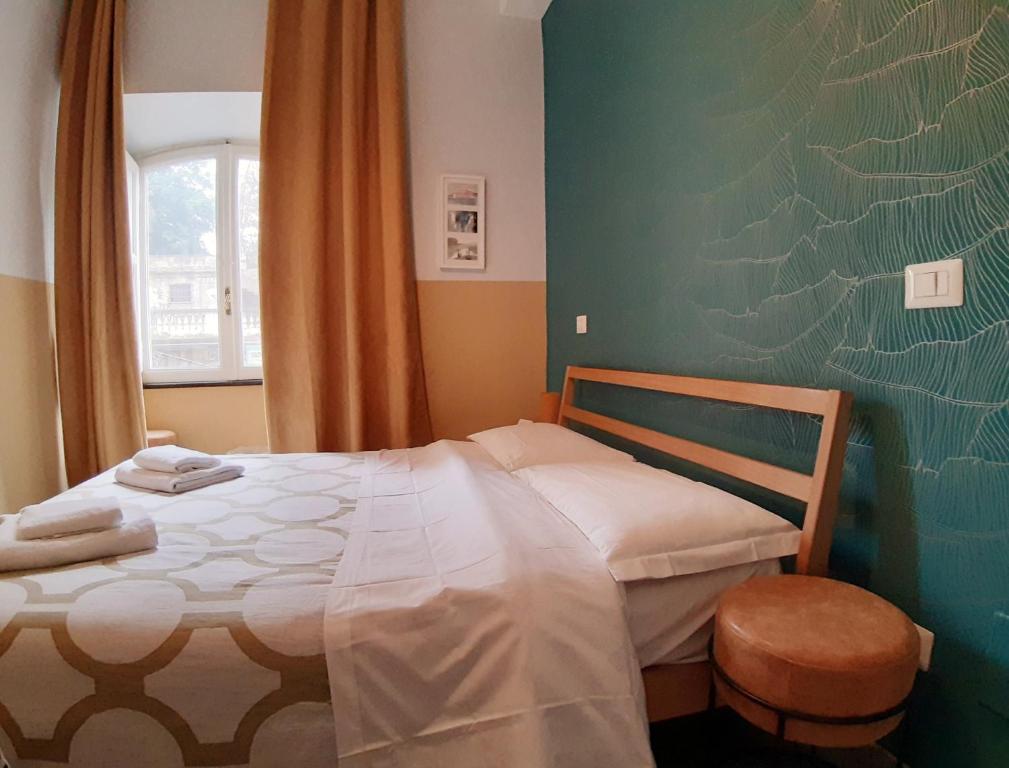 een kleine slaapkamer met een bed en een raam bij Sweet Dreams Roma in Rome