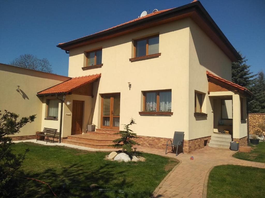 ein großes weißes Haus mit einem Hof in der Unterkunft DoMo apartment in Středokluky