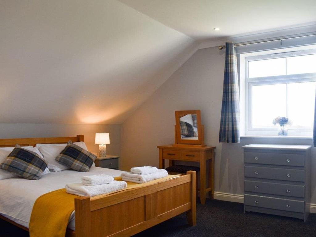 una camera da letto con un letto e asciugamani di Rural 3 Bedroom house, Newport - The Lifeboat a Porchfield