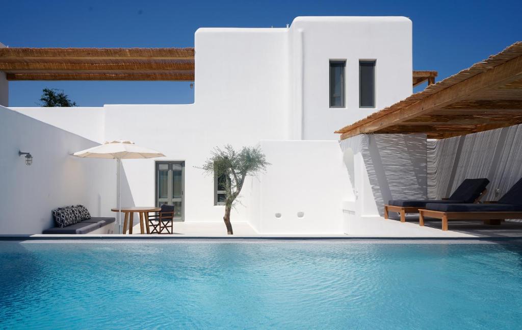 Bazén v ubytovaní Alio Naxos Luxury Suites alebo v jeho blízkosti