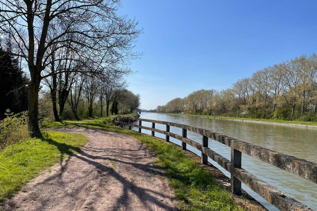 een pad naast een hek naast een rivier bij Au Soleil Vert in Mont-Bernenchon