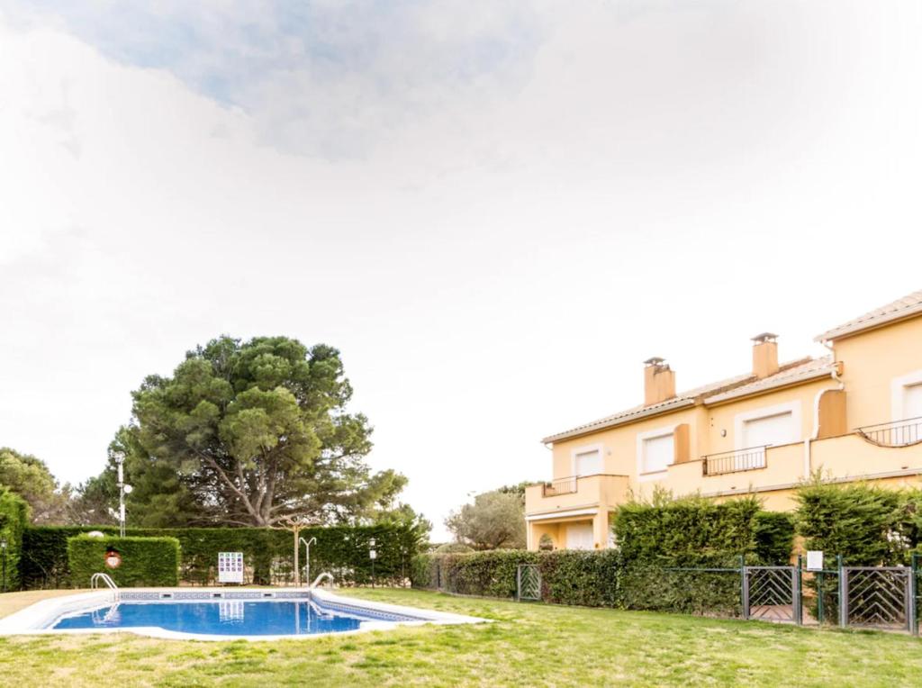 Bazén v ubytování Illa Sistach Rentals: Casa con piscina comunitaria nebo v jeho okolí