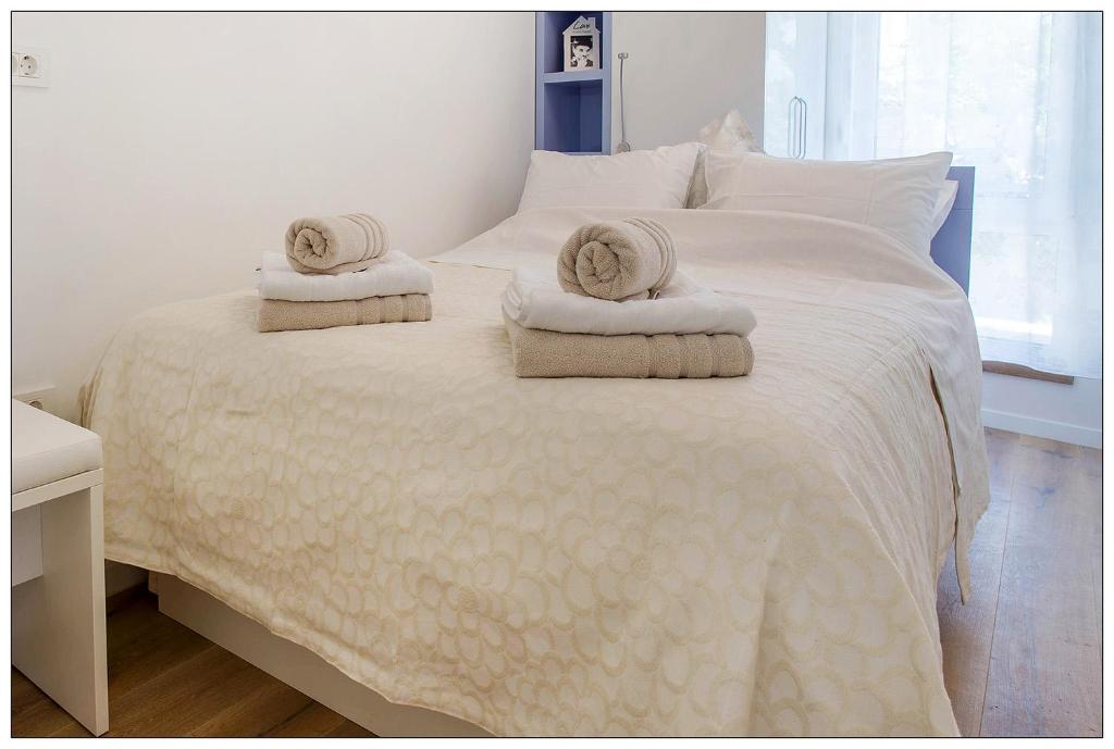 Posteľ alebo postele v izbe v ubytovaní AMALIJA APARTMENT