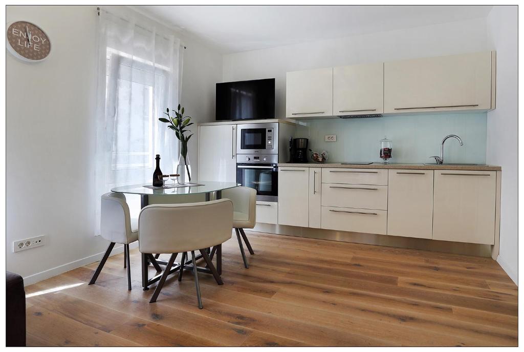 Kuchyňa alebo kuchynka v ubytovaní AMALIJA APARTMENT