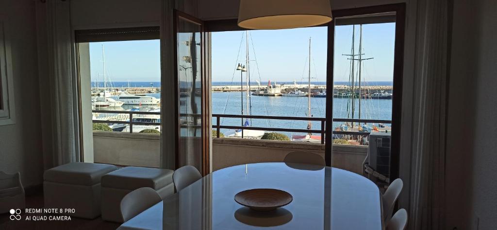 um quarto com uma mesa e vista para um porto em Apartamento Consolat de Mar Cambrils em Cambrils
