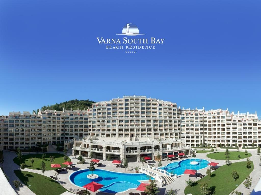 uma vista aérea de um grande hotel com duas piscinas em Deluxe Apartment Varna South Bay Beach Residence em Varna