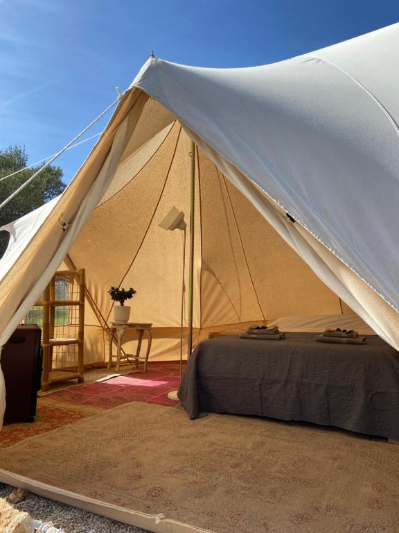 Paraiso Bell Tent في طرطوشة: خيمة قماش كبيرة مع طاولة في الوسط