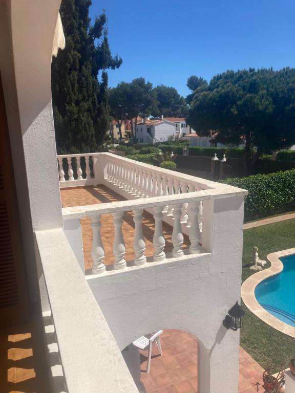 uma vista a partir da varanda de uma villa com piscina em Can Che em Cala Galdana