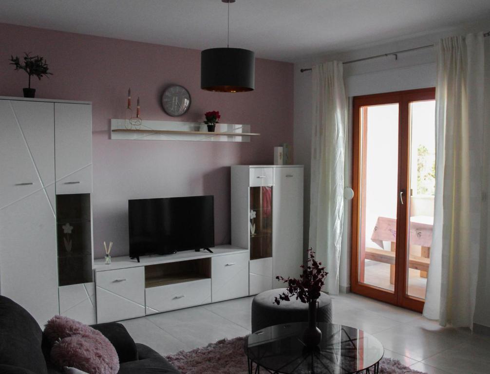 Televízia a/alebo spoločenská miestnosť v ubytovaní Apartment Paić