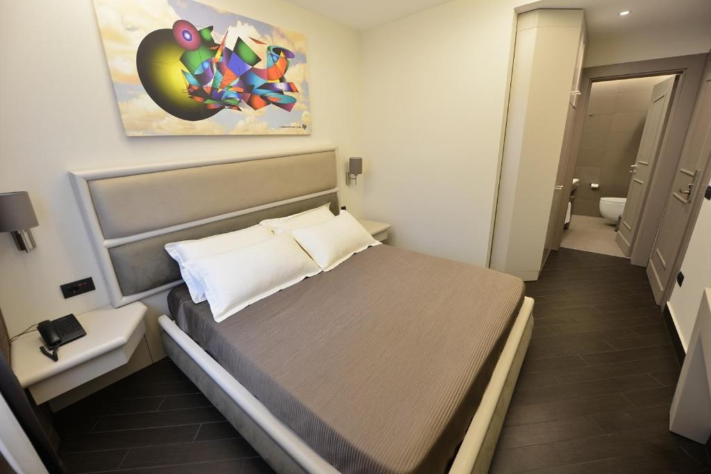 Uma cama ou camas num quarto em Petit Hotel Elita