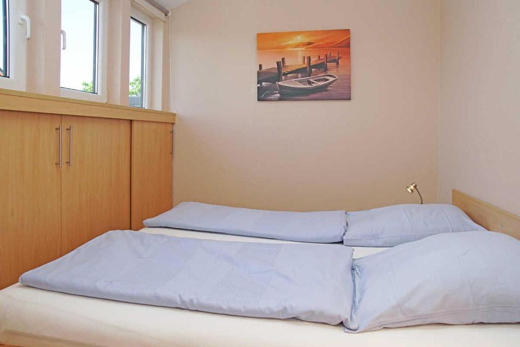 クックスハーフェンにあるWohnung 10のベッドルーム1室(ベッド2台付)が備わります。壁に絵が描かれています。