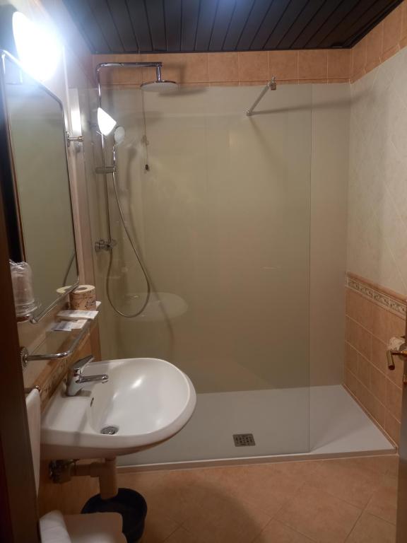 A bathroom at Hotel Valentino Centro Storico