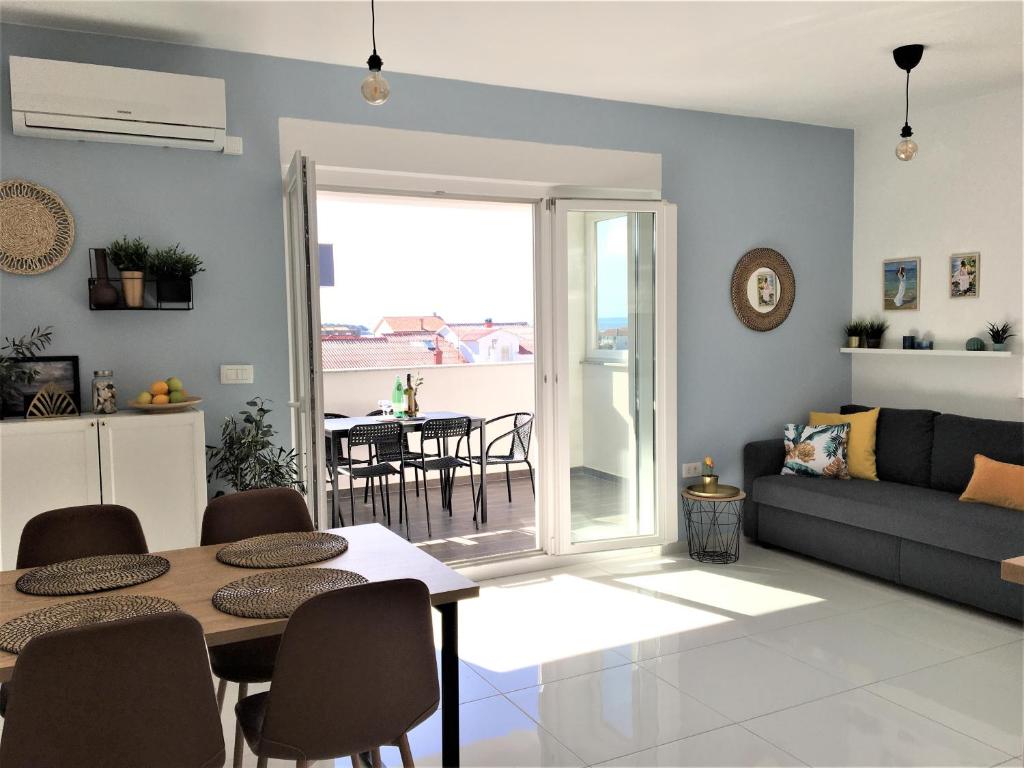 salon z kanapą i stołem w obiekcie Apartment Ivetka w Rabie