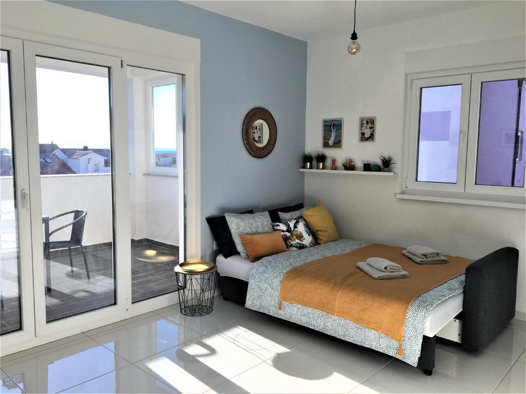 sypialnia z łóżkiem i balkonem w obiekcie Apartment Ivetka w Rabie