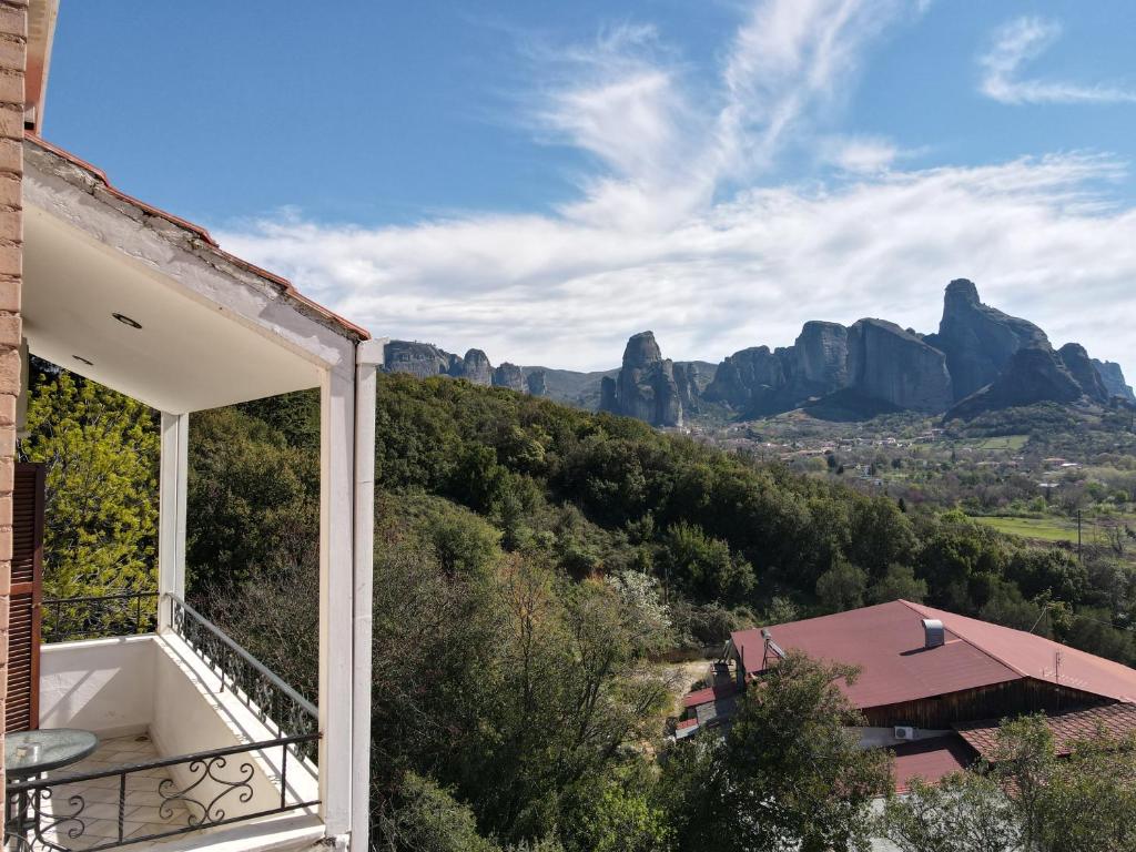 A general mountain view or a mountain view taken from Az apartmant