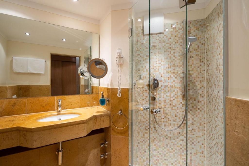 Koupelna v ubytování Hotel Gasthof Alte Post Holzkirchen
