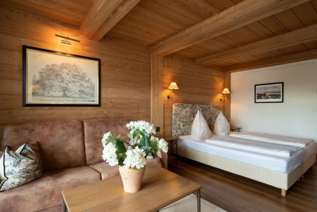 Postel nebo postele na pokoji v ubytování Hotel Gasthof Alte Post Holzkirchen