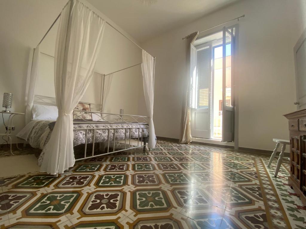 una camera con un letto e una grande finestra di La casa di nonna Titina a Lecce