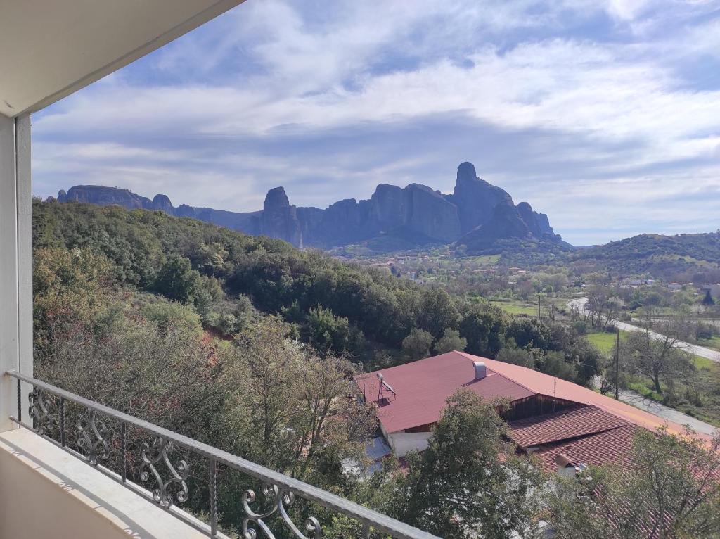 A general mountain view or a mountain view taken from Az apartmant
