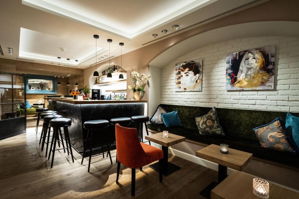 Posezení v ubytování Hotel Gasthof Alte Post Holzkirchen