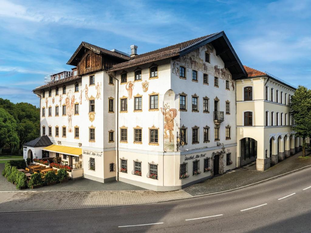 a large white building on the side of a street at Hotel Gasthof Alte Post Holzkirchen in Holzkirchen