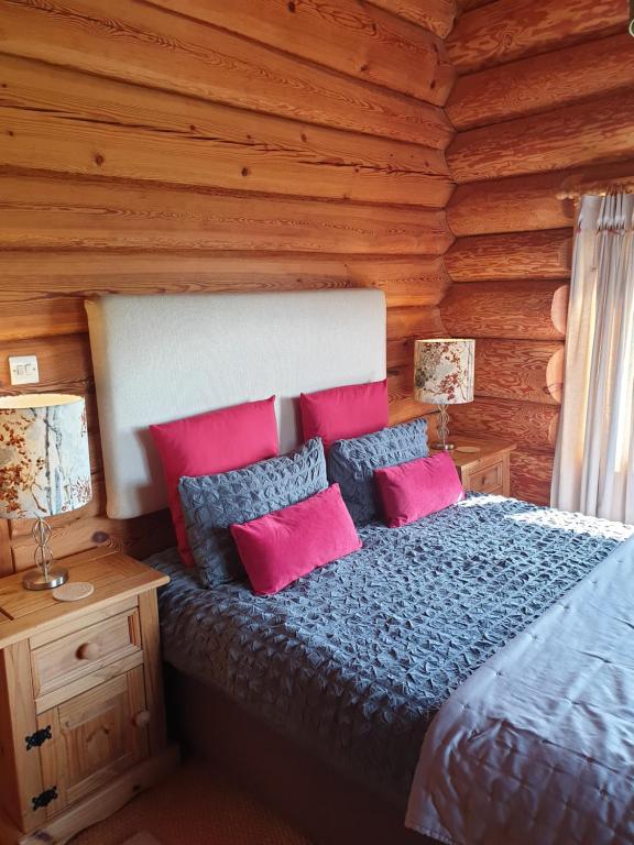 Postel nebo postele na pokoji v ubytování Newland Valley Log Cabins