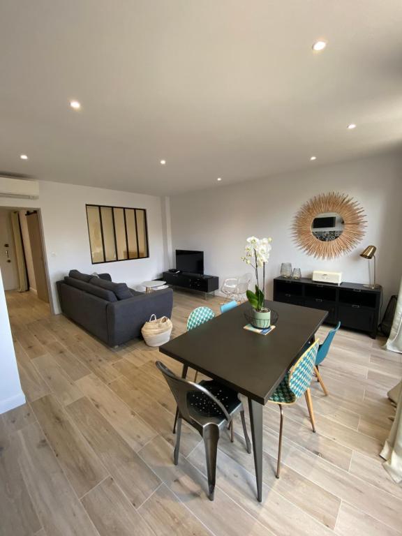 un salon avec une table, des chaises et un canapé dans l'établissement Ajaccio Magnifique T2 45m2 neuf 5 personnes Clim wifi stationnement gratuit centre ville plage à 300m, à Ajaccio
