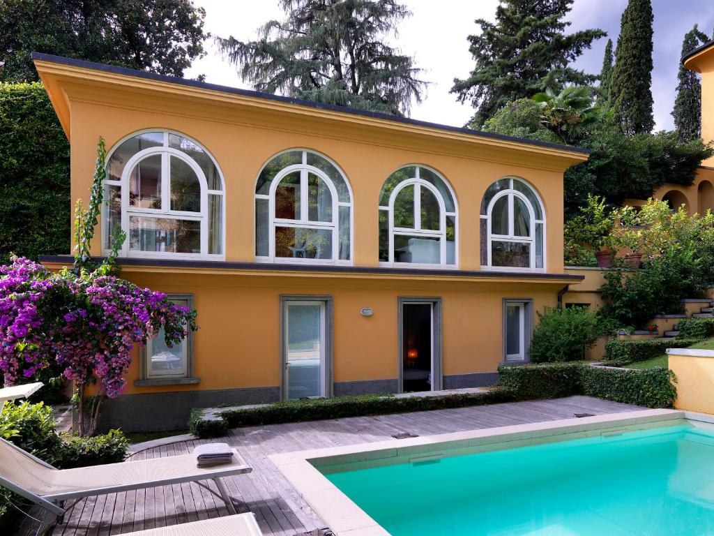 una casa con piscina frente a ella en Depandance Agave en Gardone Riviera