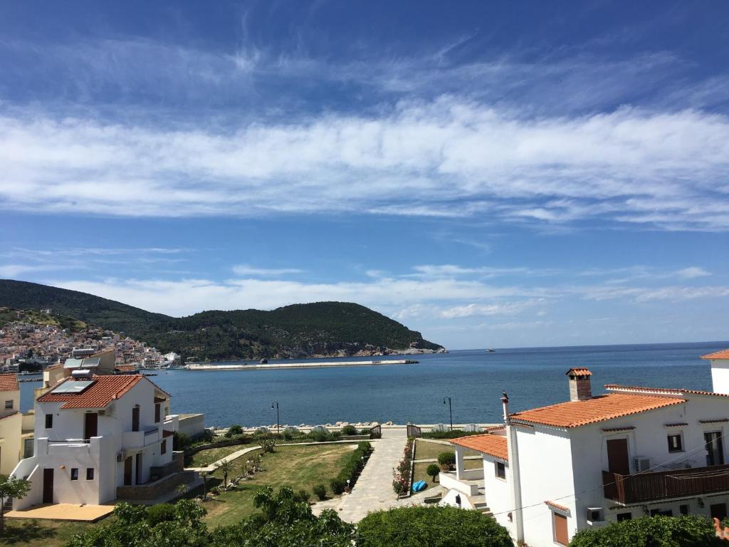 een uitzicht op de oceaan vanuit een huis bij Fotis Studios in Skopelos Town