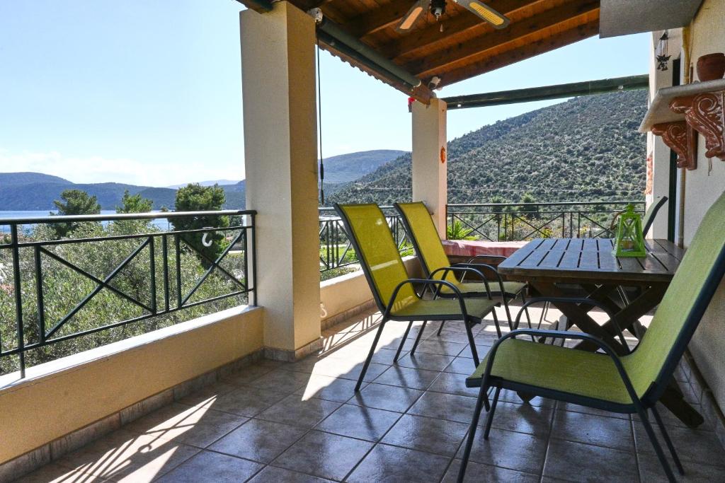 En balkon eller terrasse på Pavlos' cottage with beach view