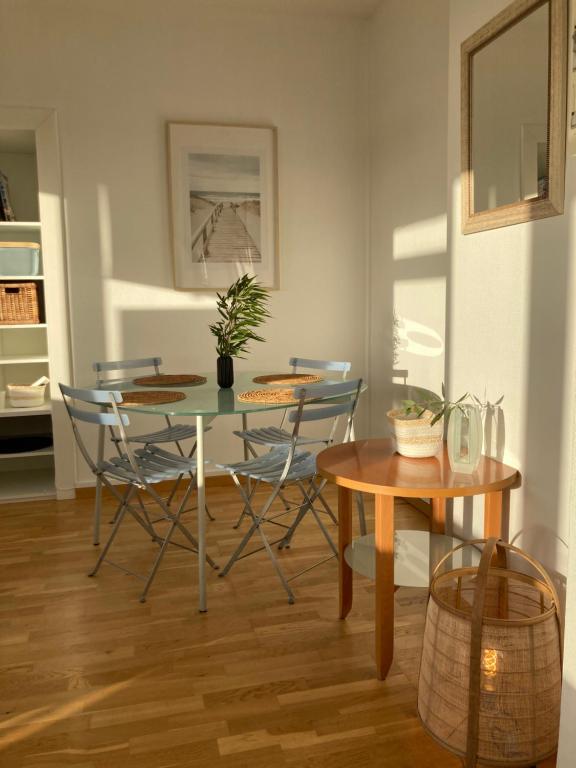 - une salle à manger avec une table et des chaises dans l'établissement Très bel appartement vue Mer - Les Ilots bleus - Dunkerque Malo les Bains, à Dunkerque