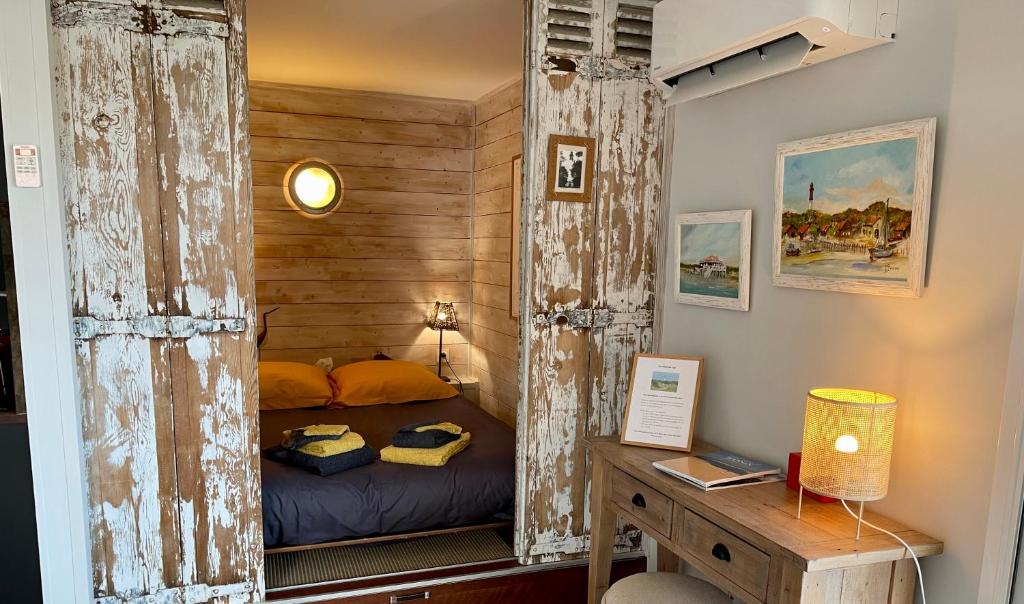 カップ・フェレにあるAu Phare du Capの木製の壁のドミトリールームのベッド1台分です。