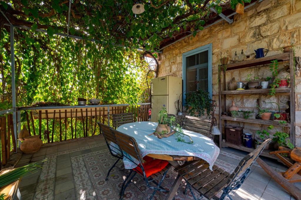 Balkón nebo terasa v ubytování Hemdatya Stone Suites In The Galilee