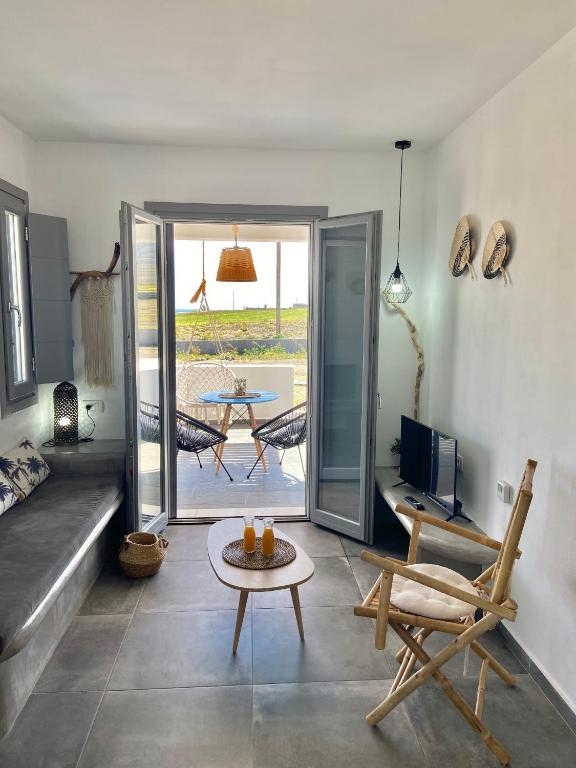 un soggiorno con un divano e un tavolo di Aeron Suites a Éxo Goniá