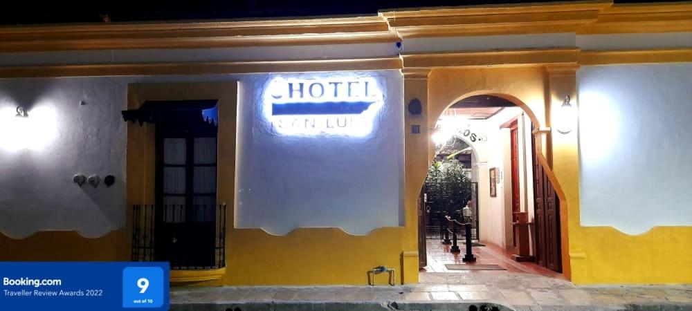 uma placa de hotel na lateral de um edifício em Hotel San Luis em San Cristóbal de Las Casas