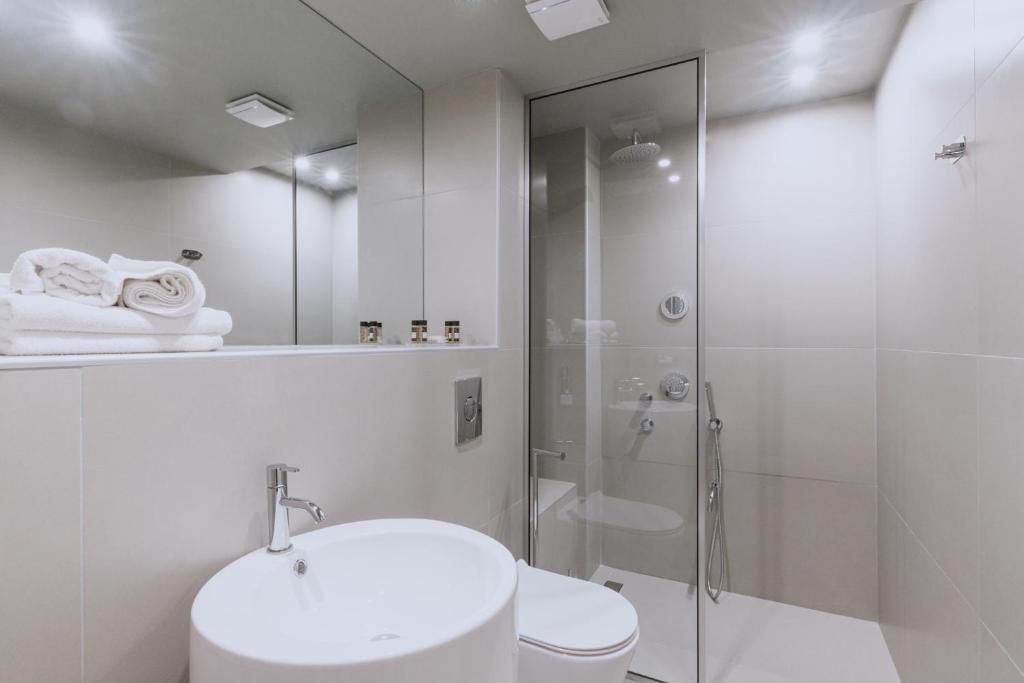 Koupelna v ubytování Flisvos Royal Hotel & Suites