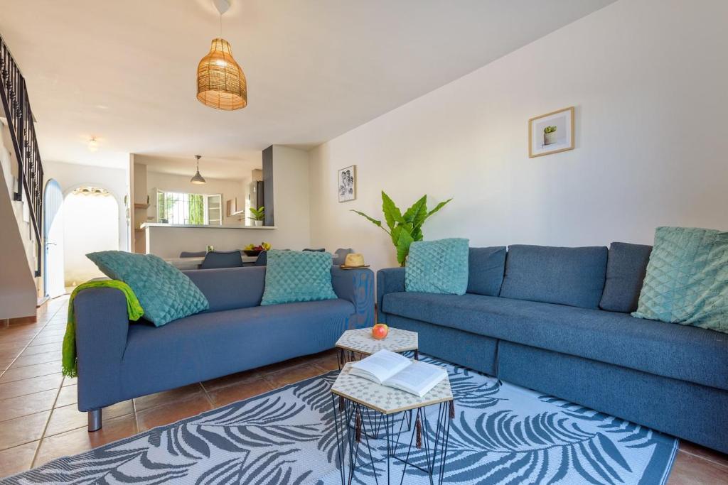 - un salon avec deux canapés bleus et une table dans l'établissement Marina Aigues-Mortes ****, à Aigues-Mortes