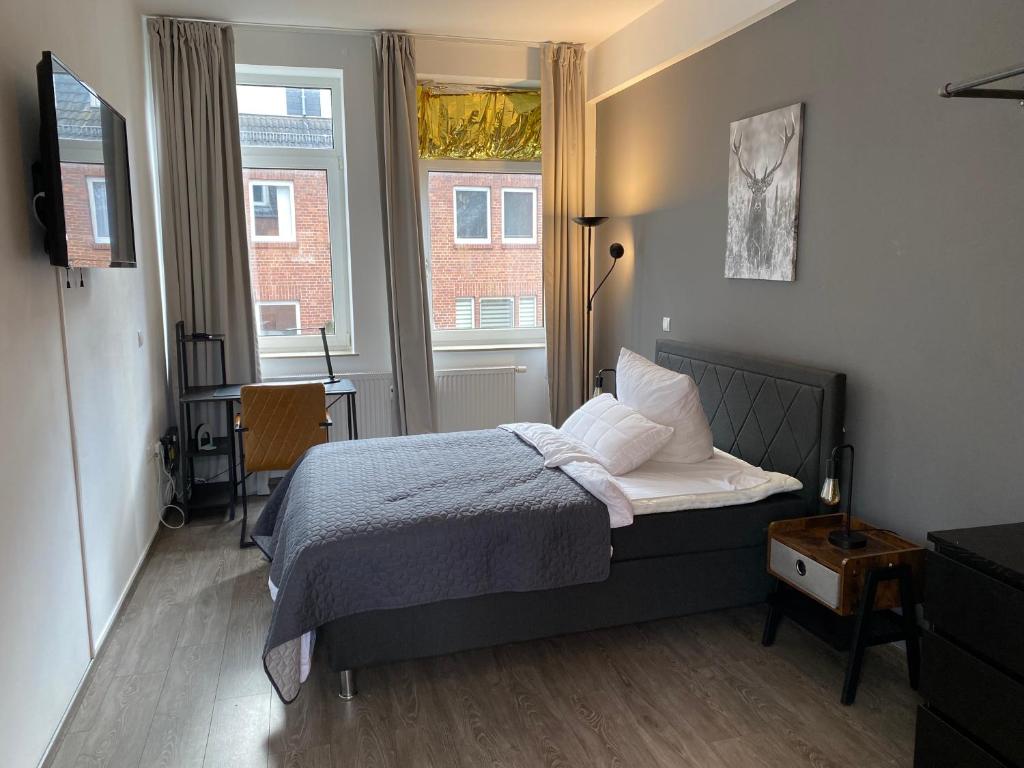 a small bedroom with a bed and a window at Apartment an der Weserpromenade - Schlachte - Parkplätze in Bremen